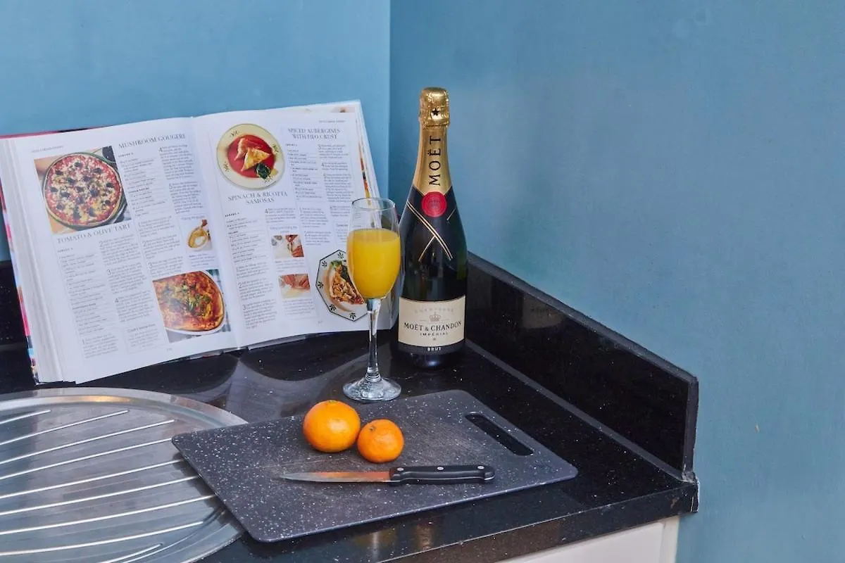 Leeds - 4 Beds - Balcony - Wifi - Yorksha Property 0*, Leeds (West Yorkshire) Verenigd Koninkrijk